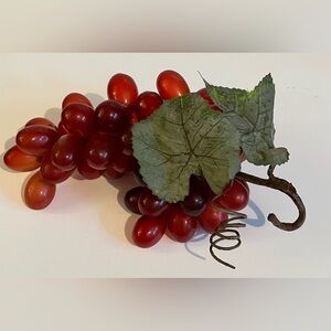 Red GRAPES 2 Leaves BUNCH PLASTIC LIFELIKE FAKE FOOD FAUX FRUIT HOME DECOR